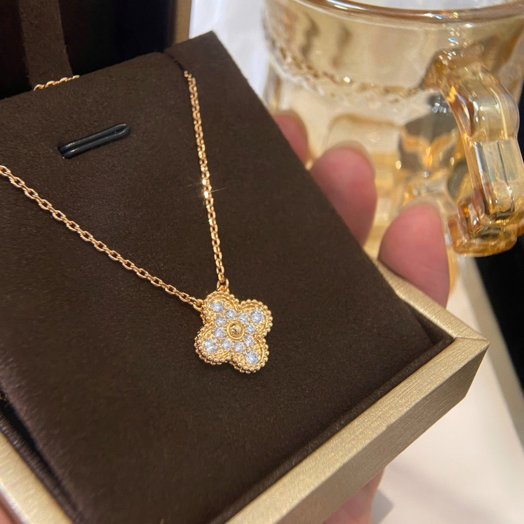 [Elara jewelsry ]CLOVER 15MM DIAMOND SINGLE FLOWER NECKLACE