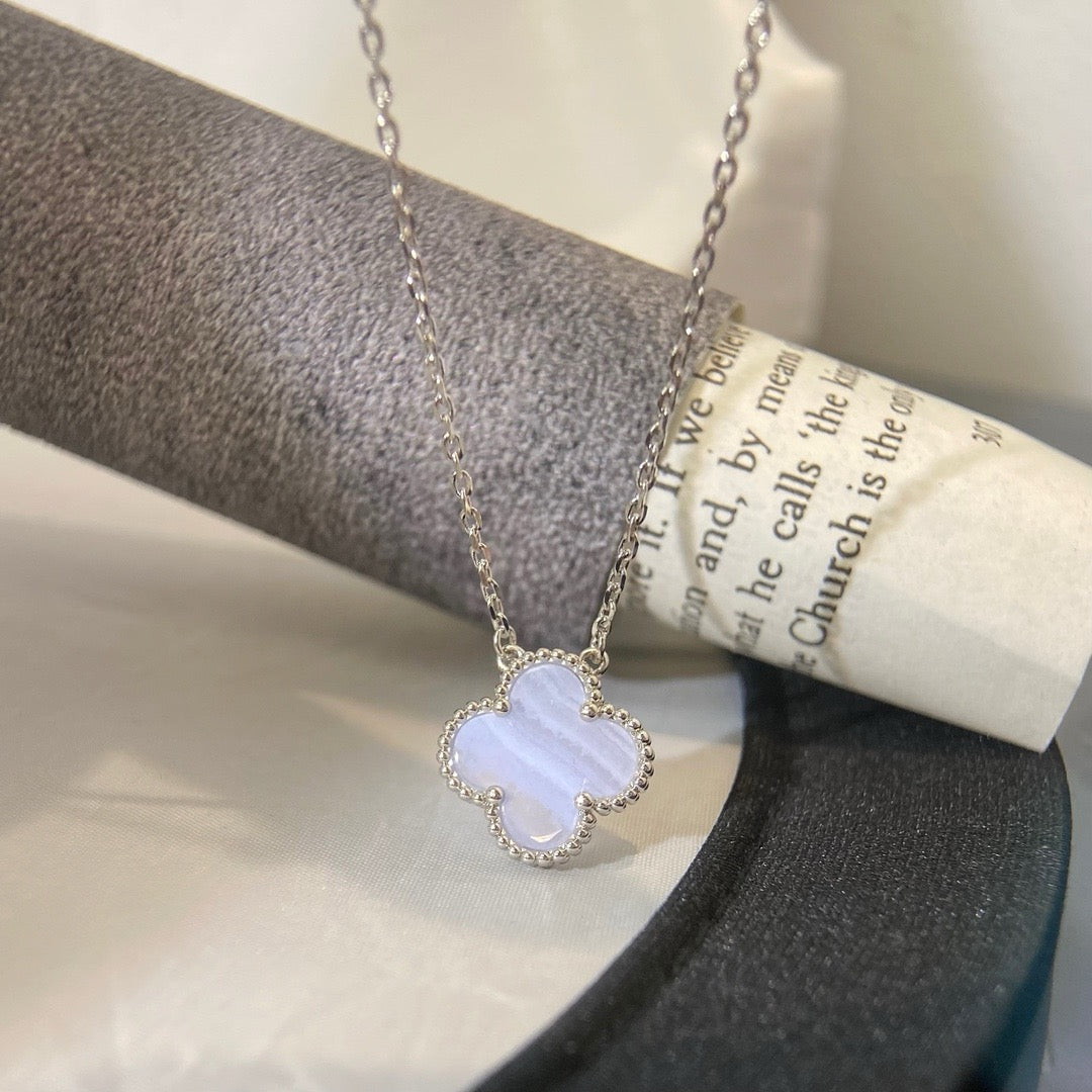 [Elara jewelsry ]CLOVER 15MM BLUE CHALCEDONY NECKLACE SILVER