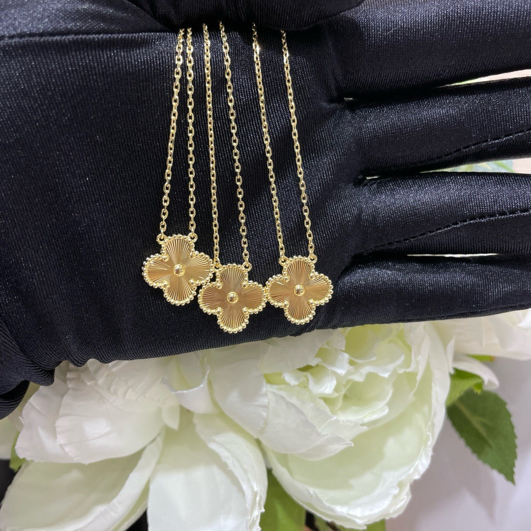 [Elara jewelsry ]CLOVER 15MM LASER NECKLACE