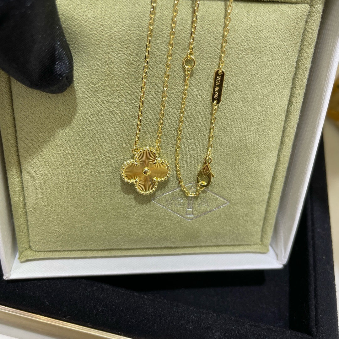 [Elara jewelsry ]CLOVER 15MM LASER NECKLACE