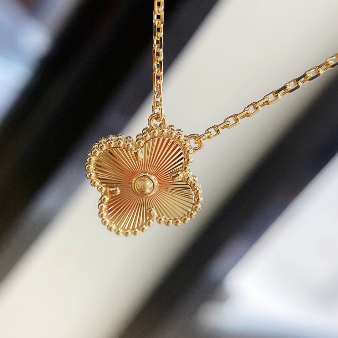 [Elara jewelsry ]CLOVER 15MM LASER NECKLACE