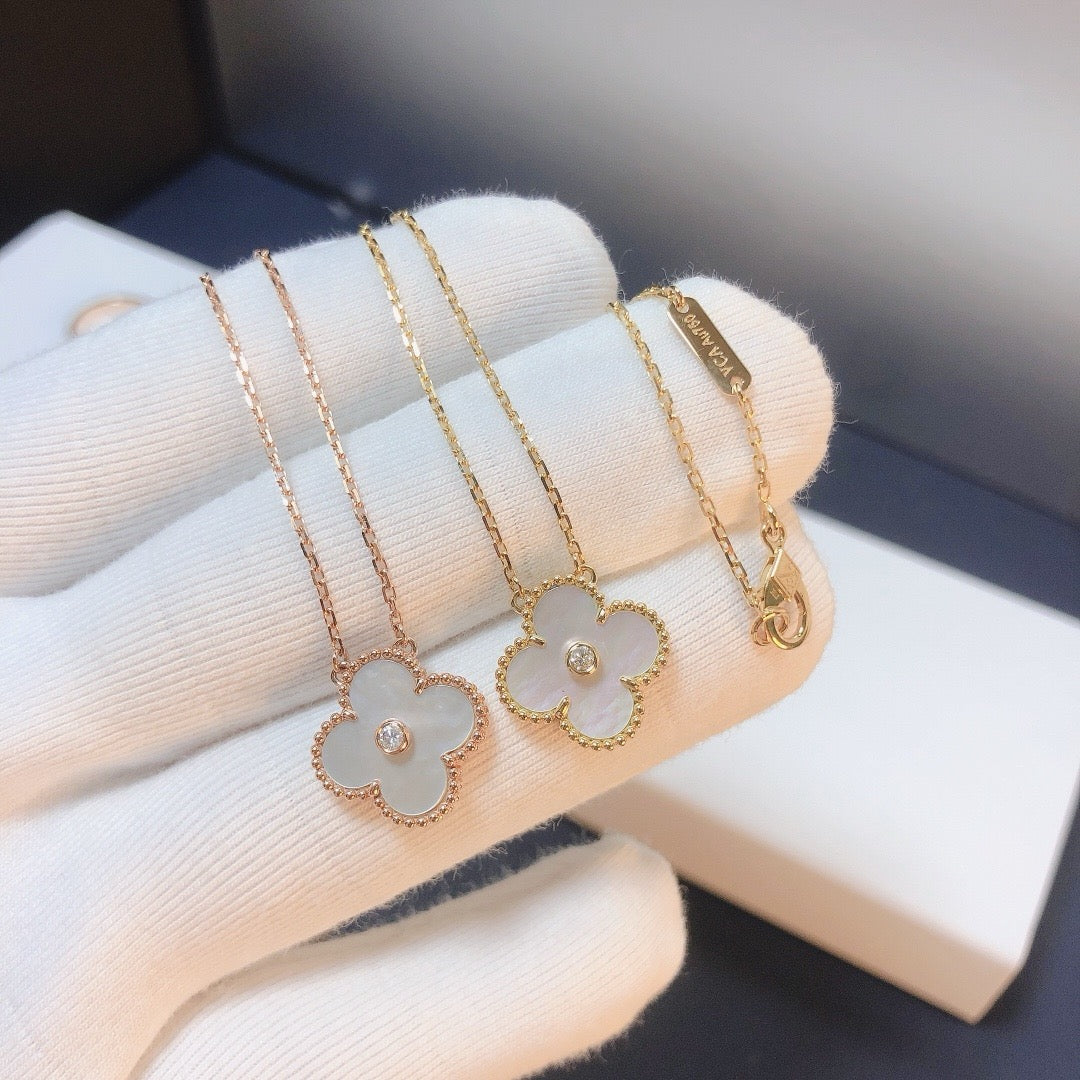 [Elara jewelsry ]CLOVER 15MM DIAMOND WHITE FRITILLARIA NECKLACE