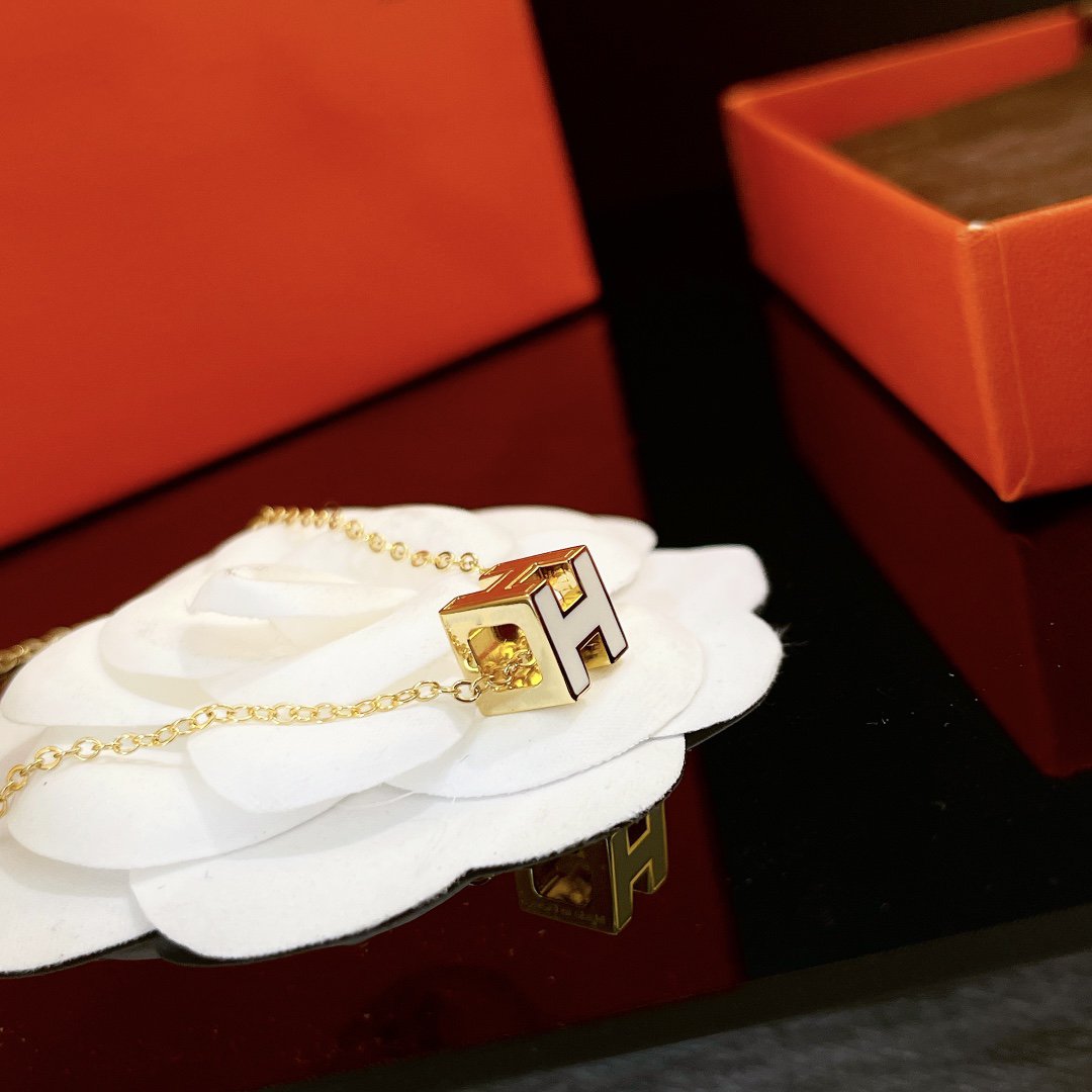 [Elara jewelsry ]H WHITE SQUARE GOLD NECKLACE