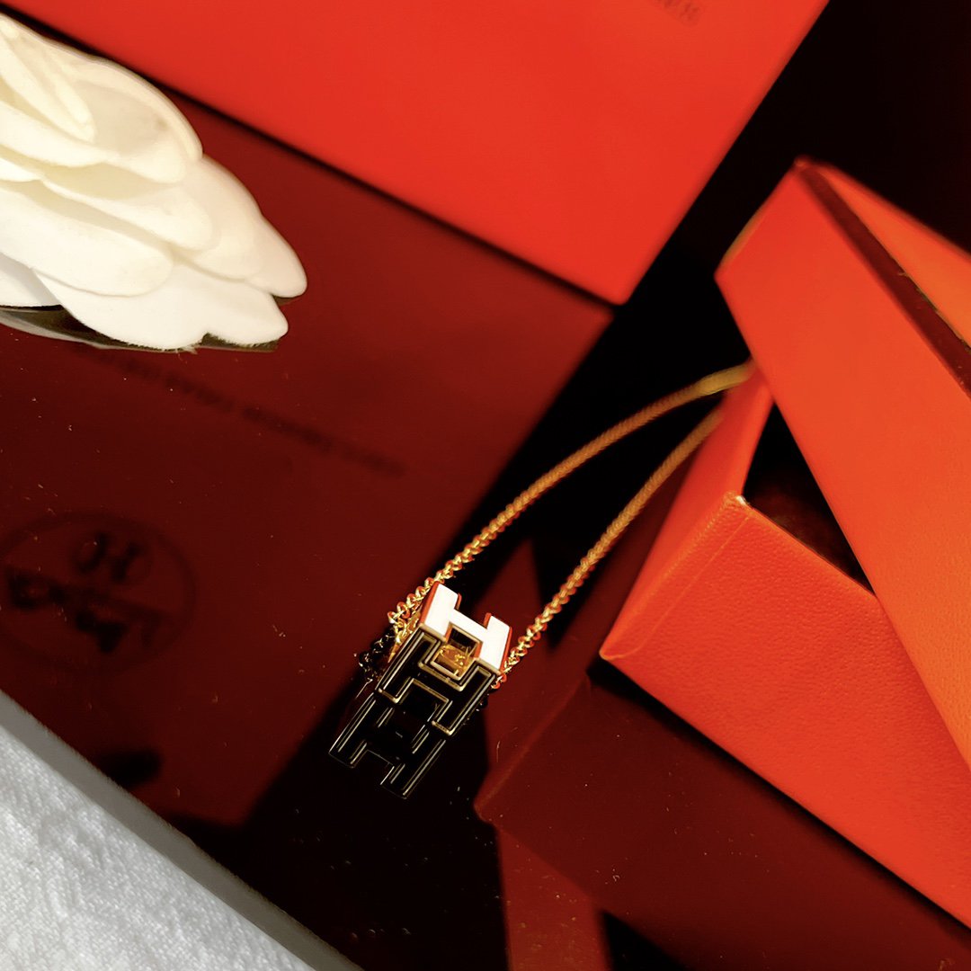 [Elara jewelsry ]H WHITE SQUARE GOLD NECKLACE