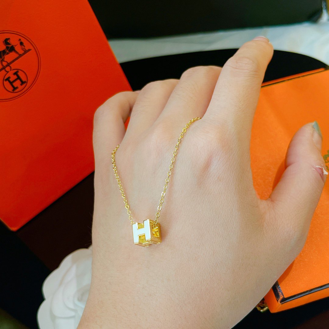 [Elara jewelsry ]H WHITE SQUARE GOLD NECKLACE