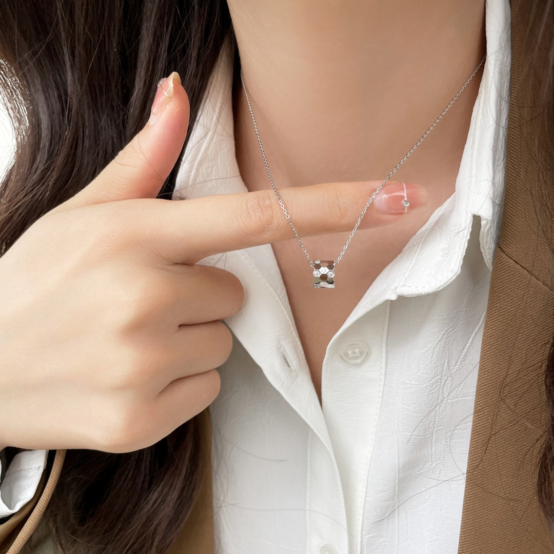 [Elara jewelsry ]BEE MINI PEDANT DIAMOND NECKLACE