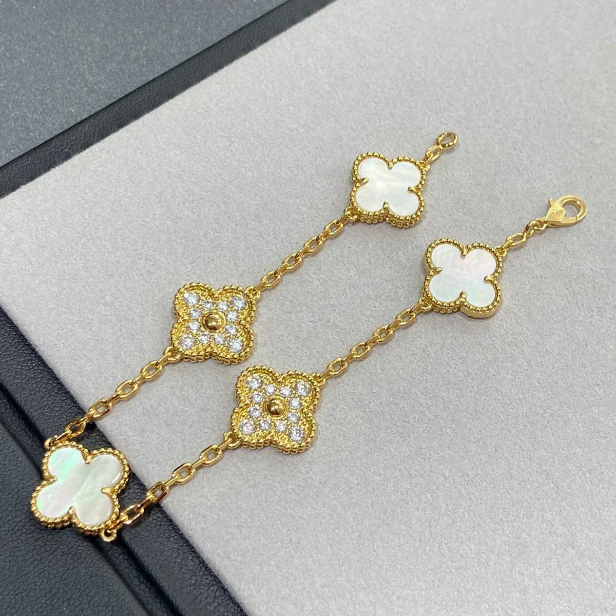 [Elara jewelsry ]CLOVER WHITE PEARL MOP 5 MOTIF BRACELET COLLECTION