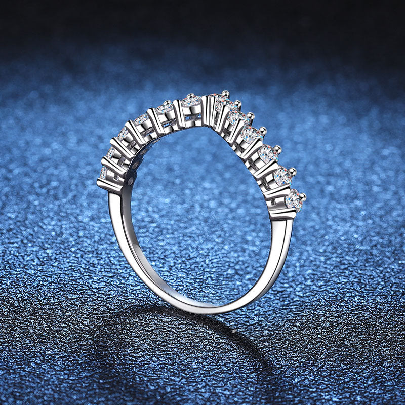 [Elara]ELEGANT V-SHAPED CHEVRON MOISSANITE RING