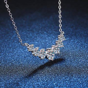 [Elara]MINIMALIST CURVED SMILE MOISSANITE NECKLACE