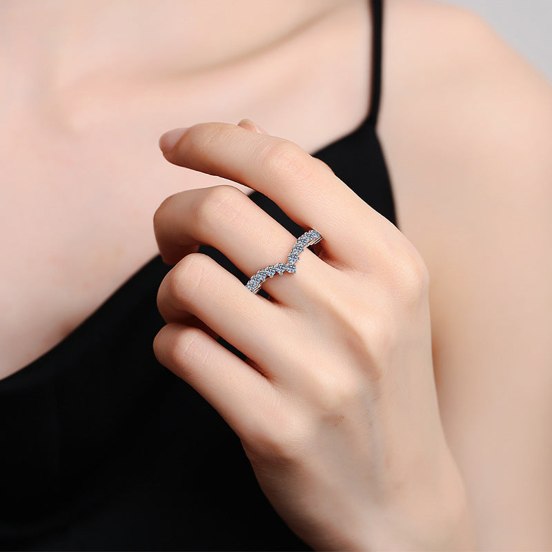 [Elara]ELEGANT V-SHAPED CHEVRON MOISSANITE RING