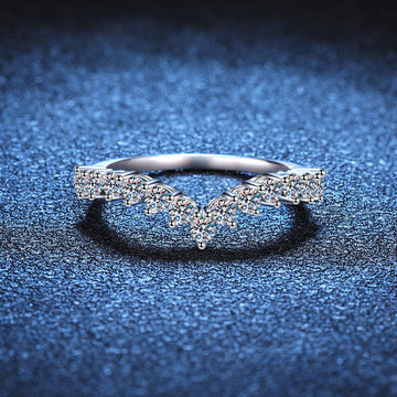 [Elara]ELEGANT V-SHAPED CHEVRON MOISSANITE RING
