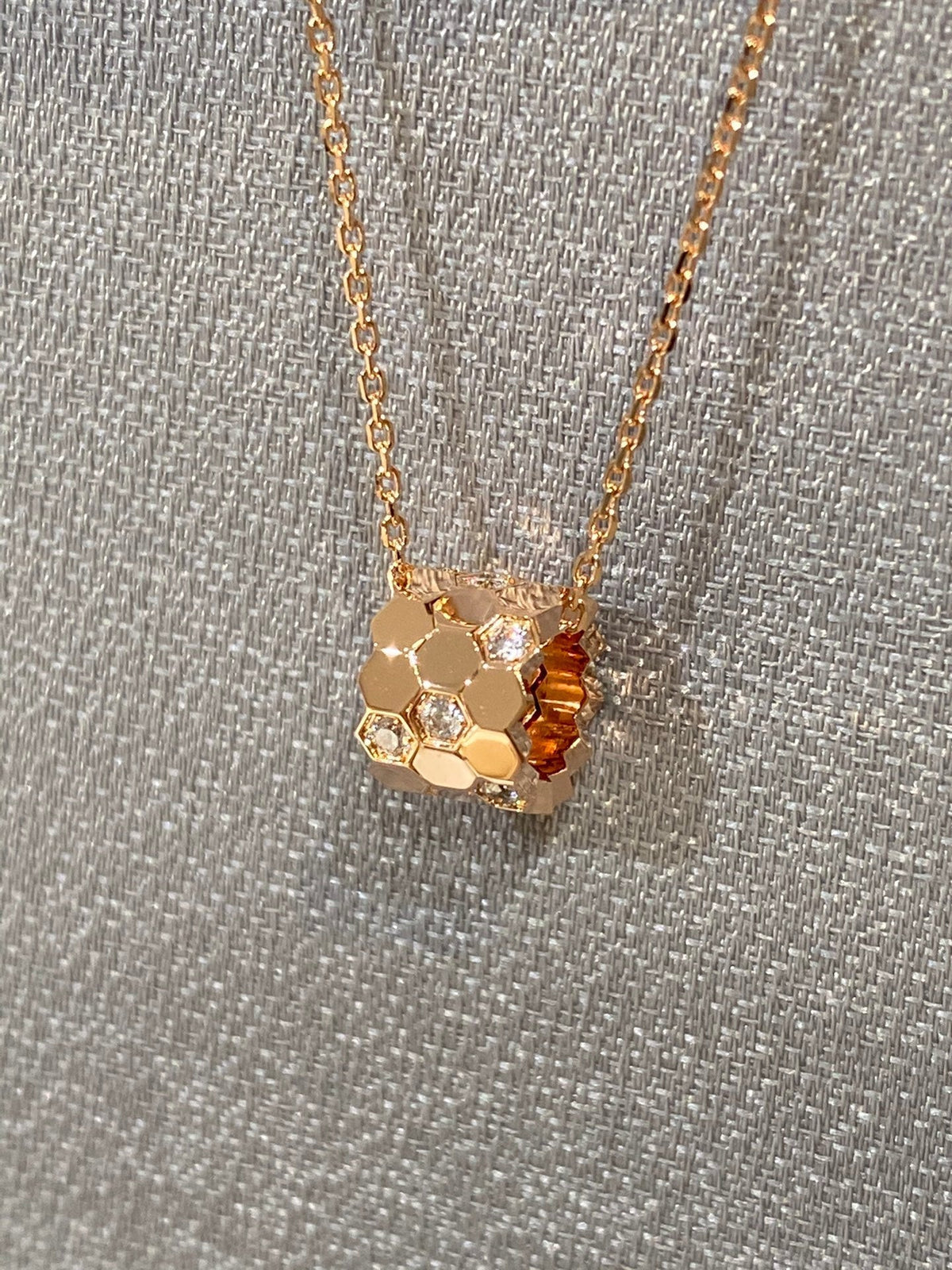 [Elara jewelsry ]BEE LOVE DIAMOND NECKLACE