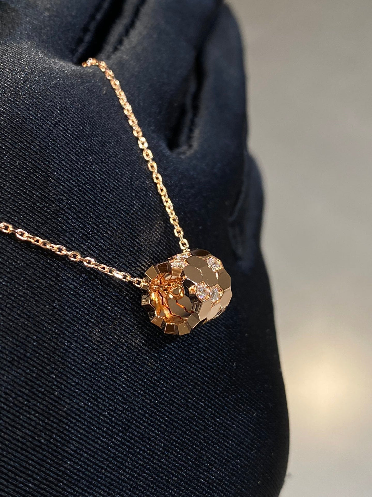 [Elara jewelsry ]BEE LOVE DIAMOND NECKLACE