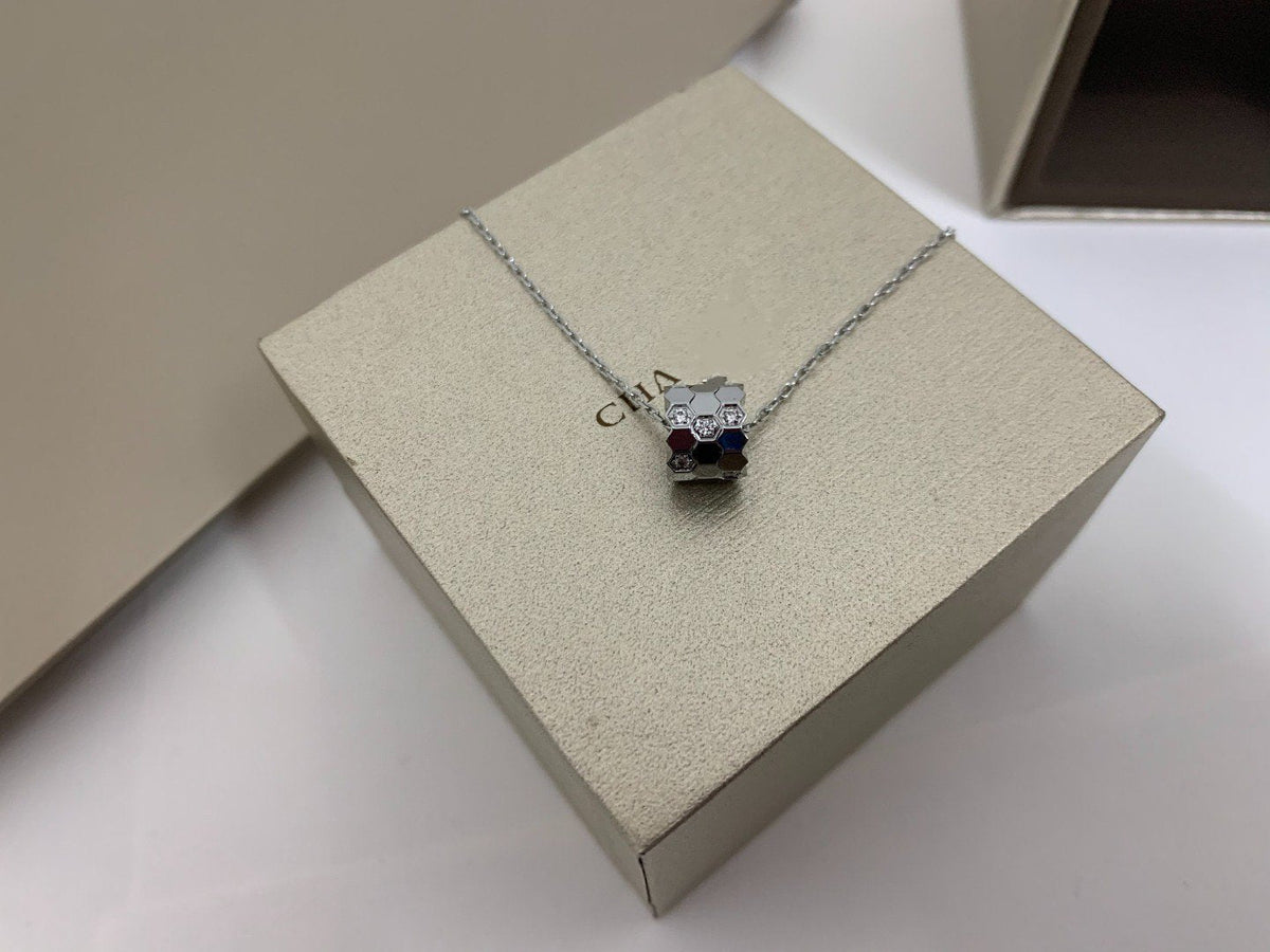 [Elara jewelsry ]BEE LOVE DIAMOND NECKLACE