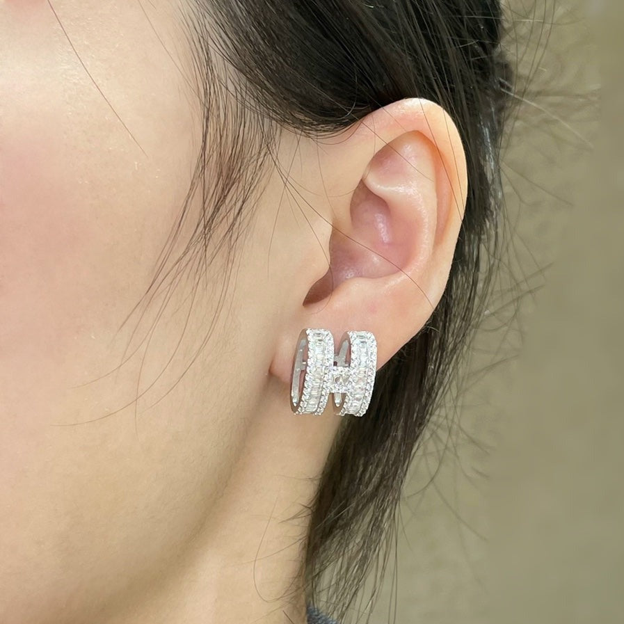 [Elara jewelsry ]H STUD EARRINGS WITH SILVER DIAMONDS