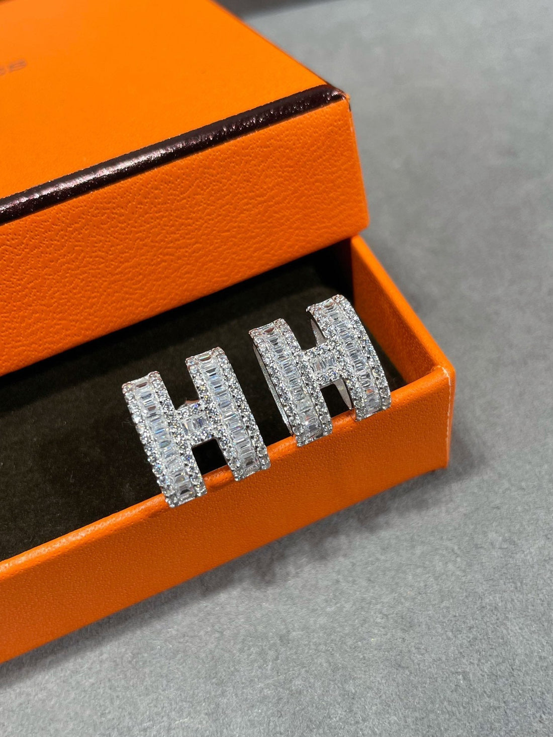 [Elara jewelsry ]H STUD EARRINGS WITH SILVER DIAMONDS