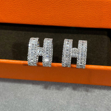 [Elara jewelsry ]H STUD EARRINGS WITH SILVER DIAMONDS