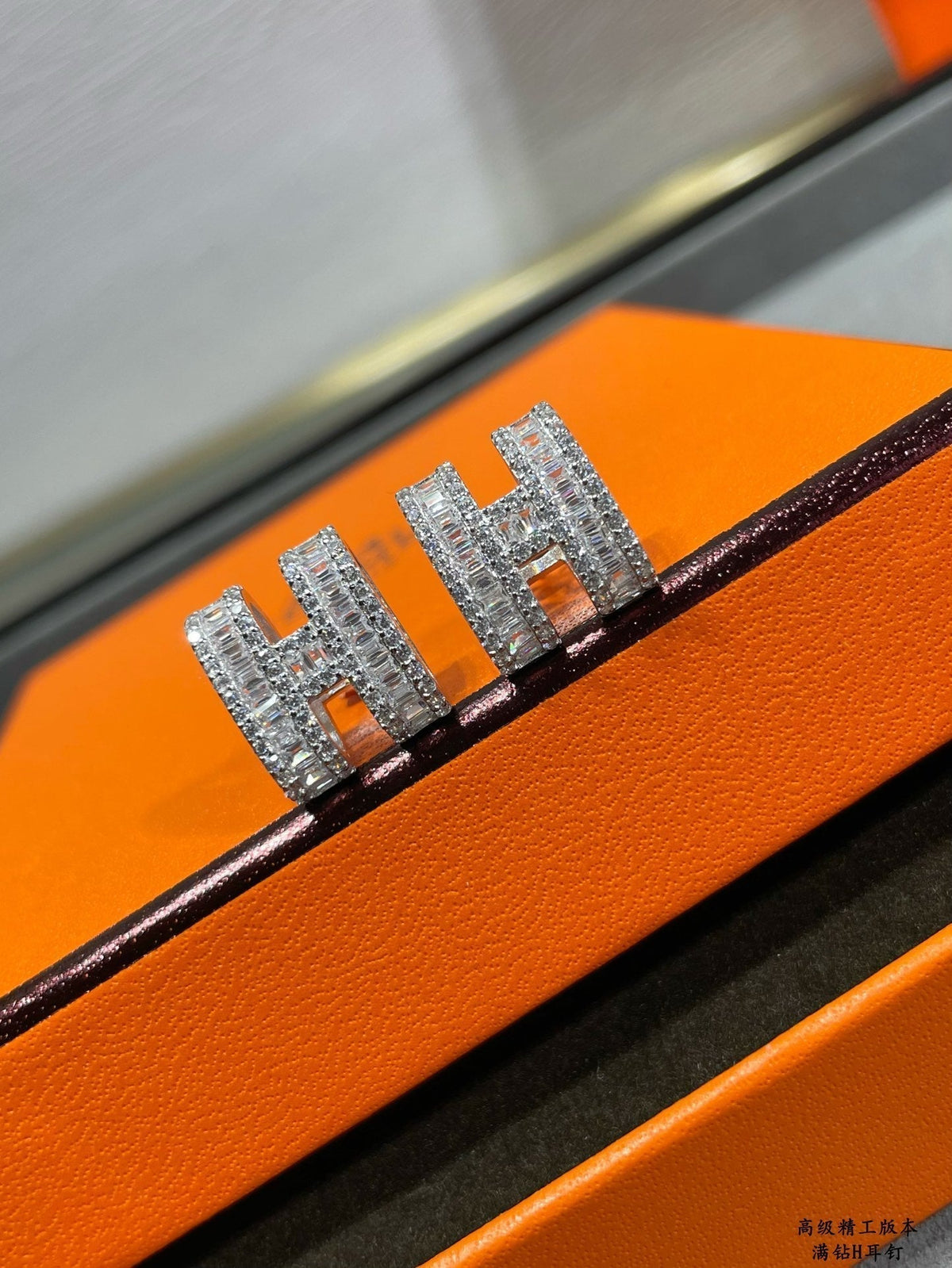 [Elara jewelsry ]H STUD EARRINGS WITH SILVER DIAMONDS