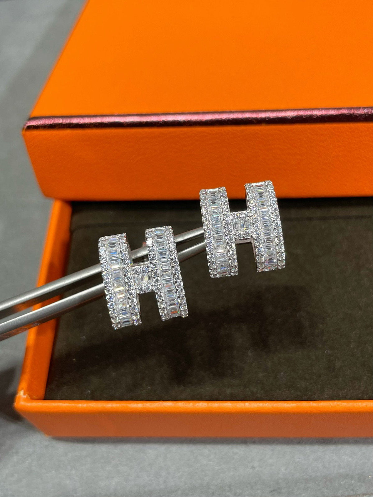 [Elara jewelsry ]H STUD EARRINGS WITH SILVER DIAMONDS