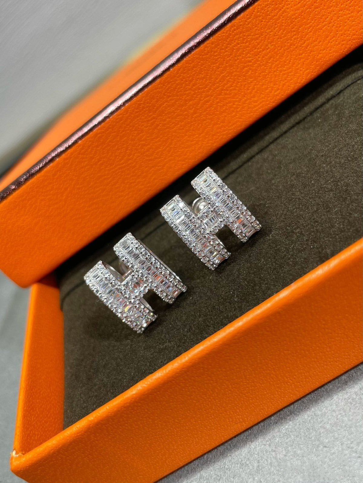 [Elara jewelsry ]H STUD EARRINGS WITH SILVER DIAMONDS