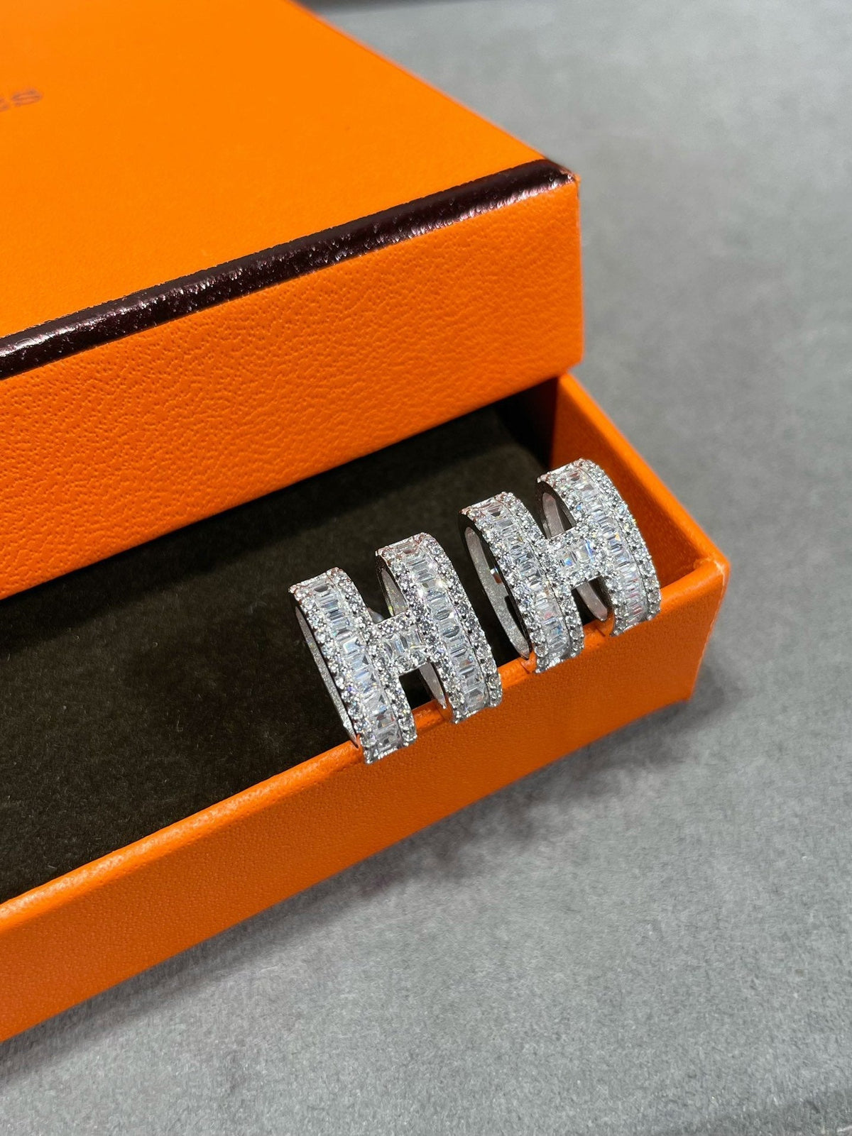 [Elara jewelsry ]H STUD EARRINGS WITH SILVER DIAMONDS