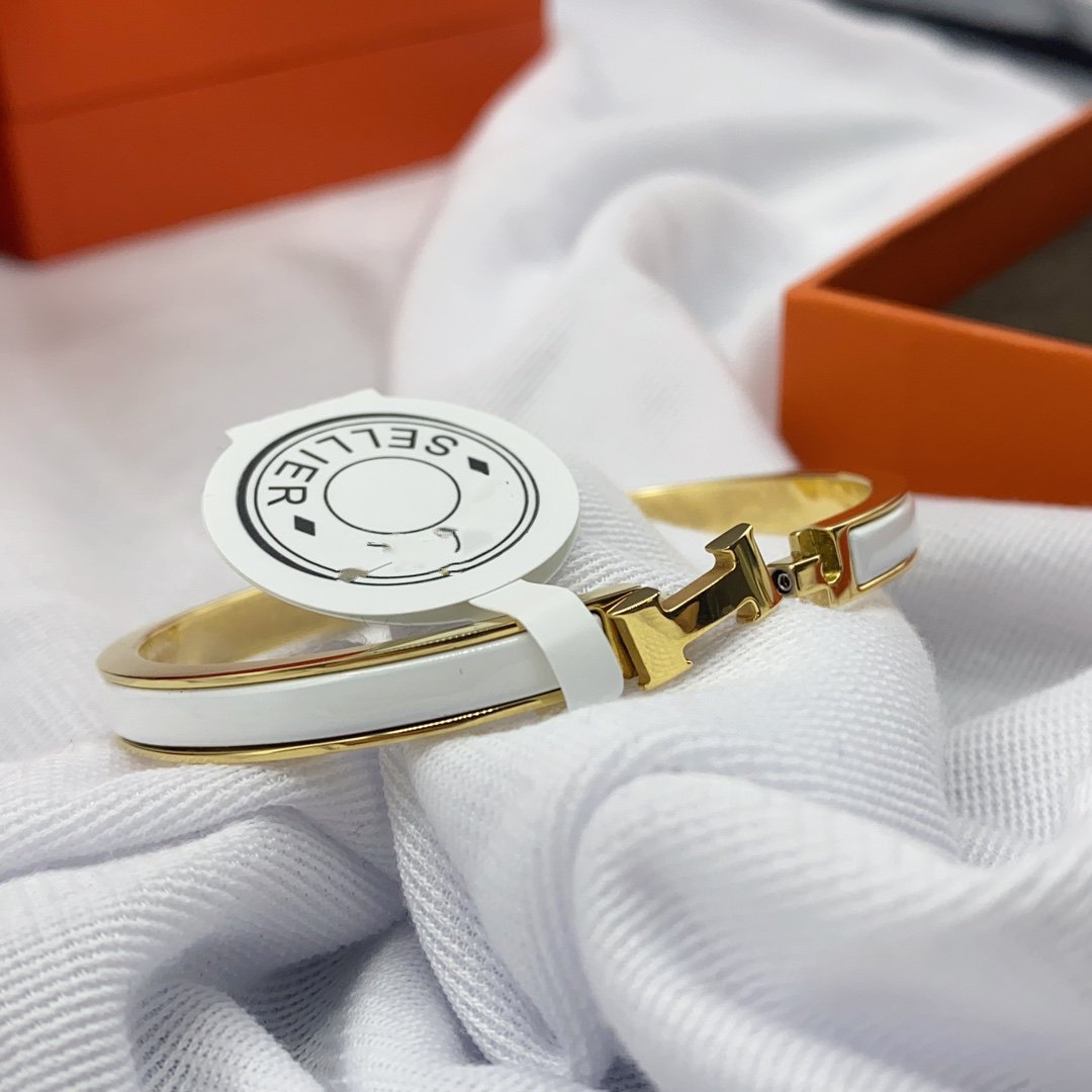 [Elara jewelsry ]CLASSIC HM CLIC WHITE 8MM ENAMEL BRACELET