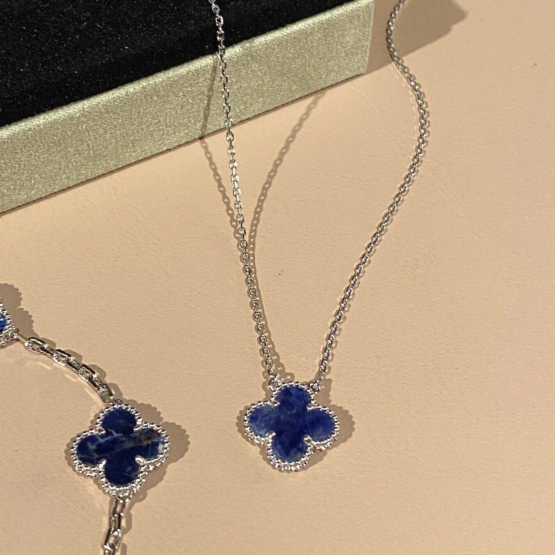 [Elara jewelsry ]CLOVER 15MM PIETERSITE NECKLACE SILVER
