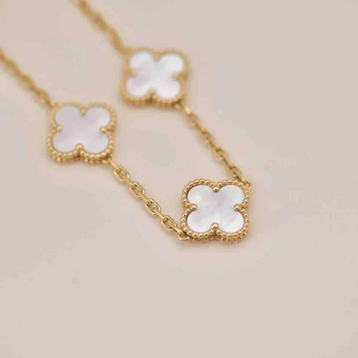 [Elara jewelsry ]CLOVER WHITE PEARL MOP 5 MOTIF BRACELET COLLECTION