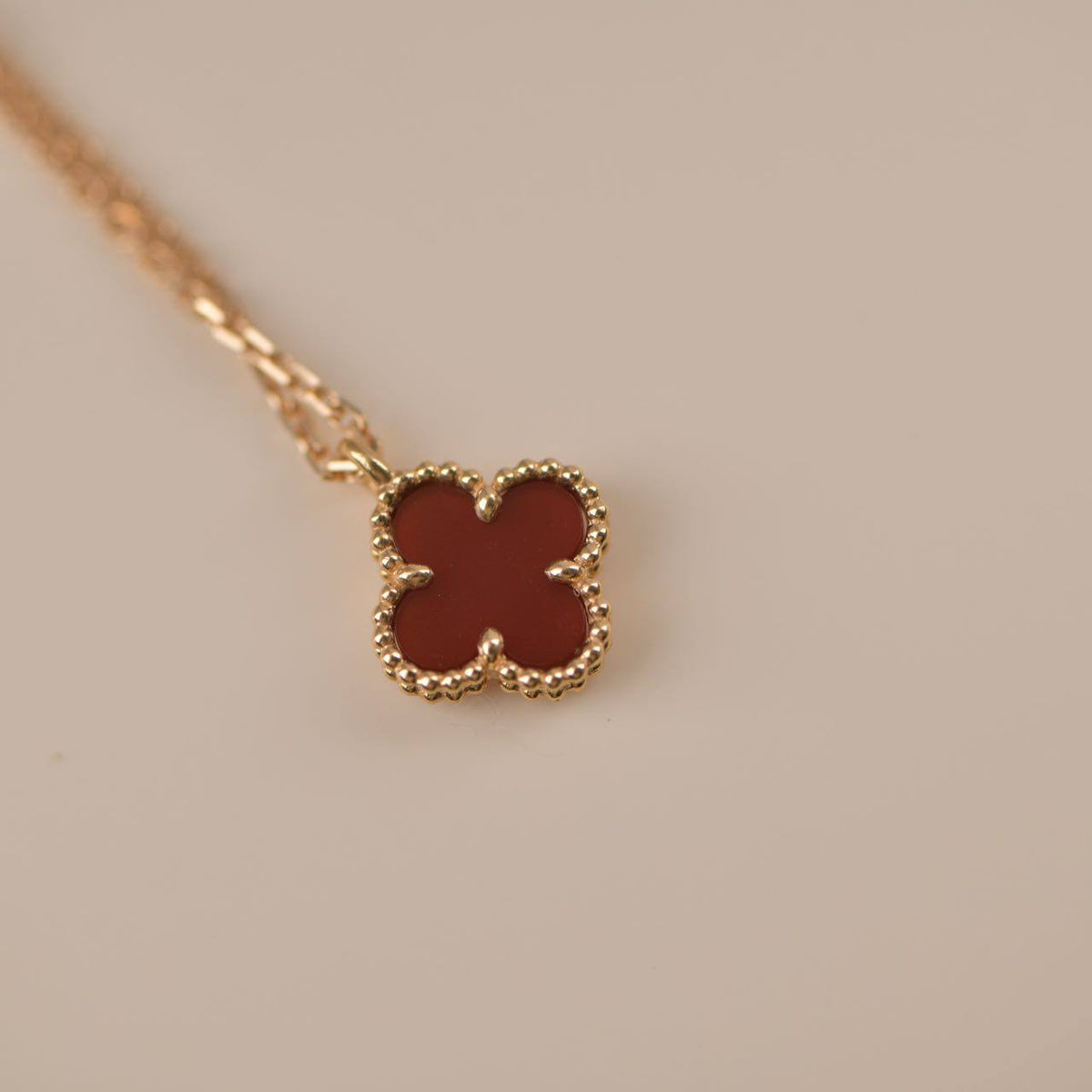[Elara jewelsry ]CLOVER MINI 9.5MM WHITE CARNELIANS NECKLACE