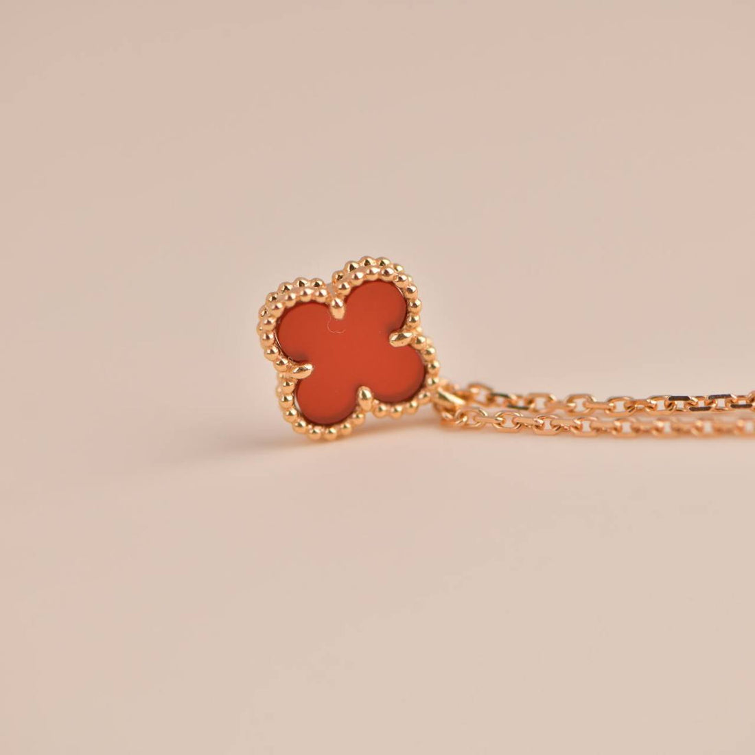 [Elara jewelsry ]CLOVER MINI 9.5MM WHITE CARNELIANS NECKLACE