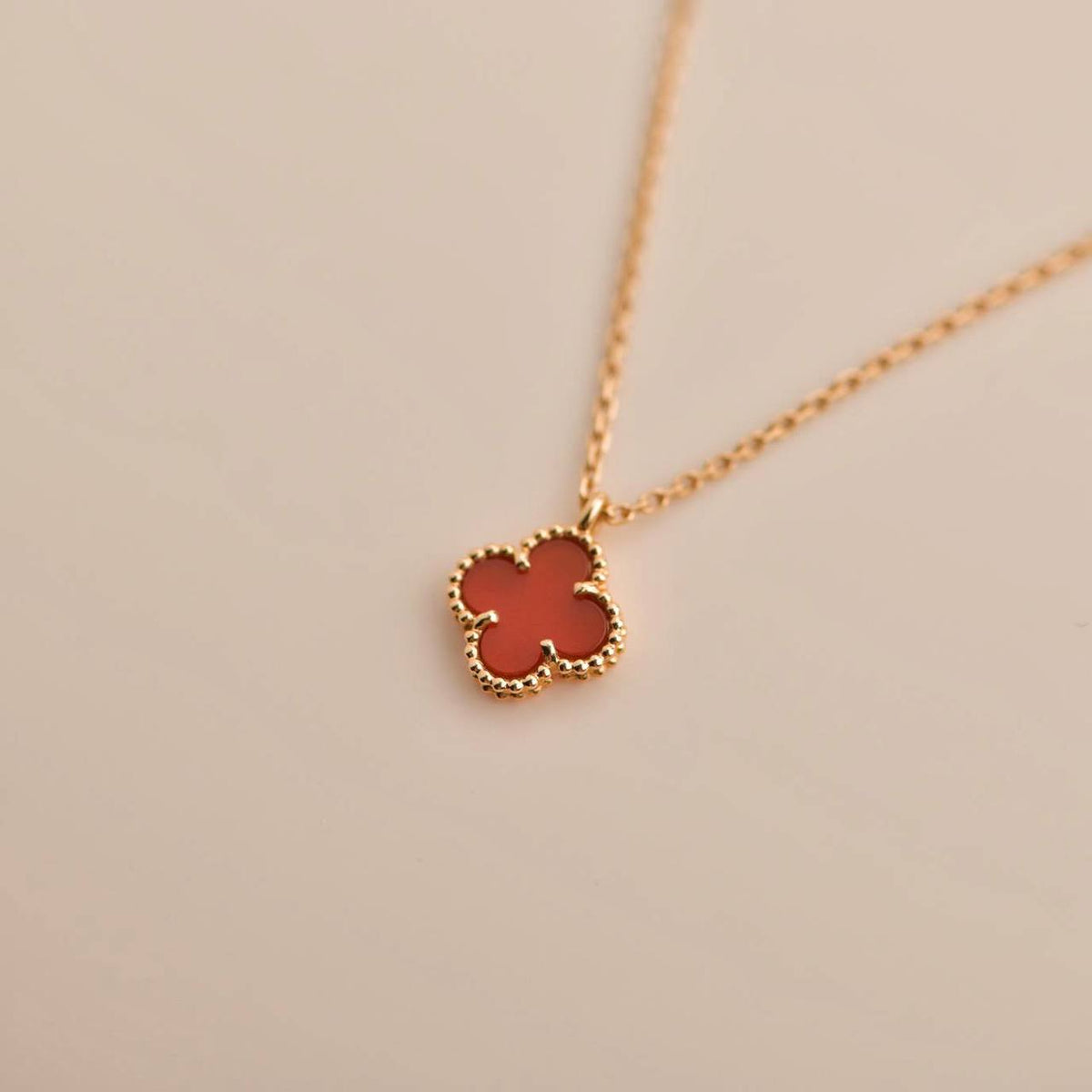 [Elara jewelsry ]CLOVER MINI 9.5MM WHITE CARNELIANS NECKLACE