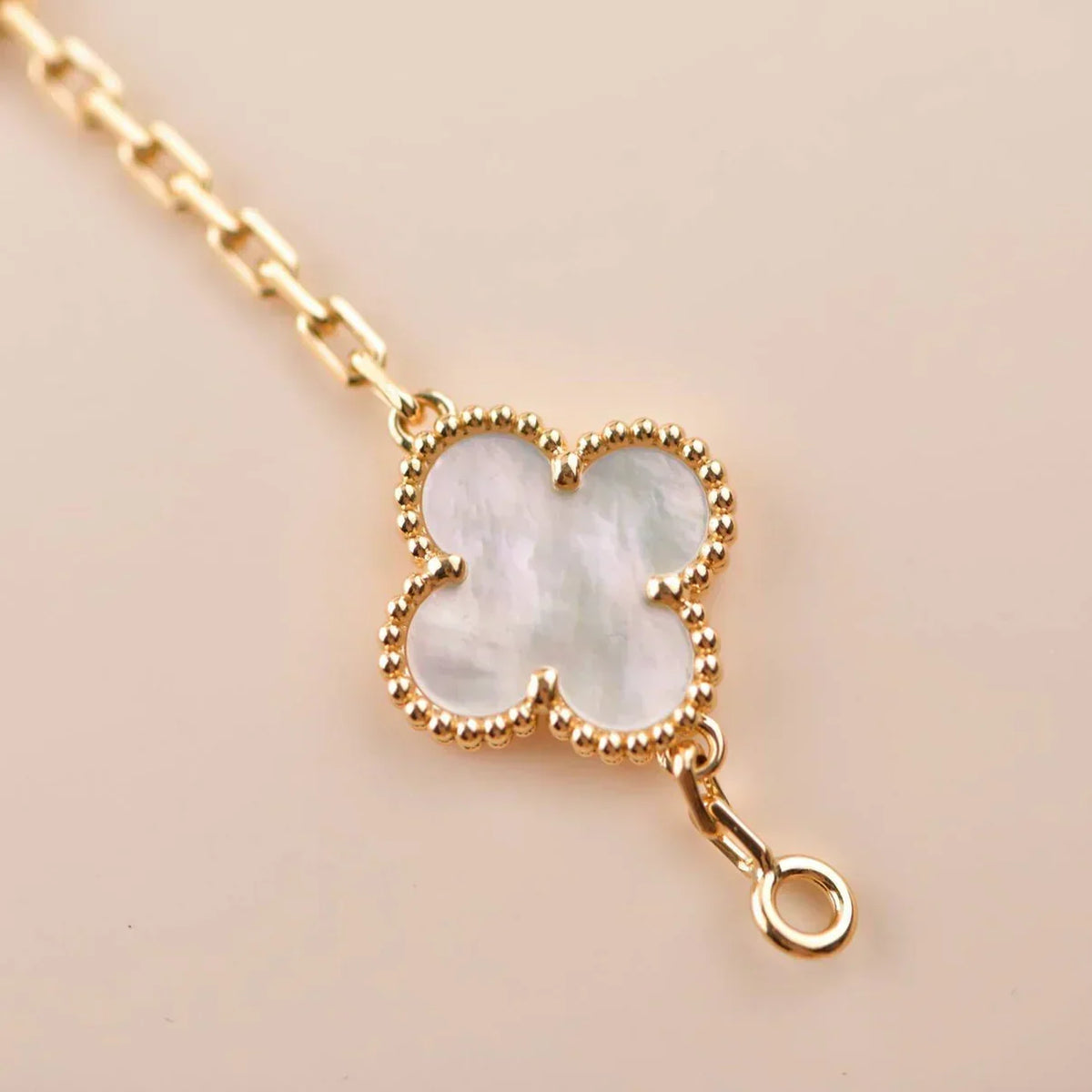 [Elara jewelsry ]CLOVER WHITE PEARL MOP 5 MOTIF BRACELET COLLECTION