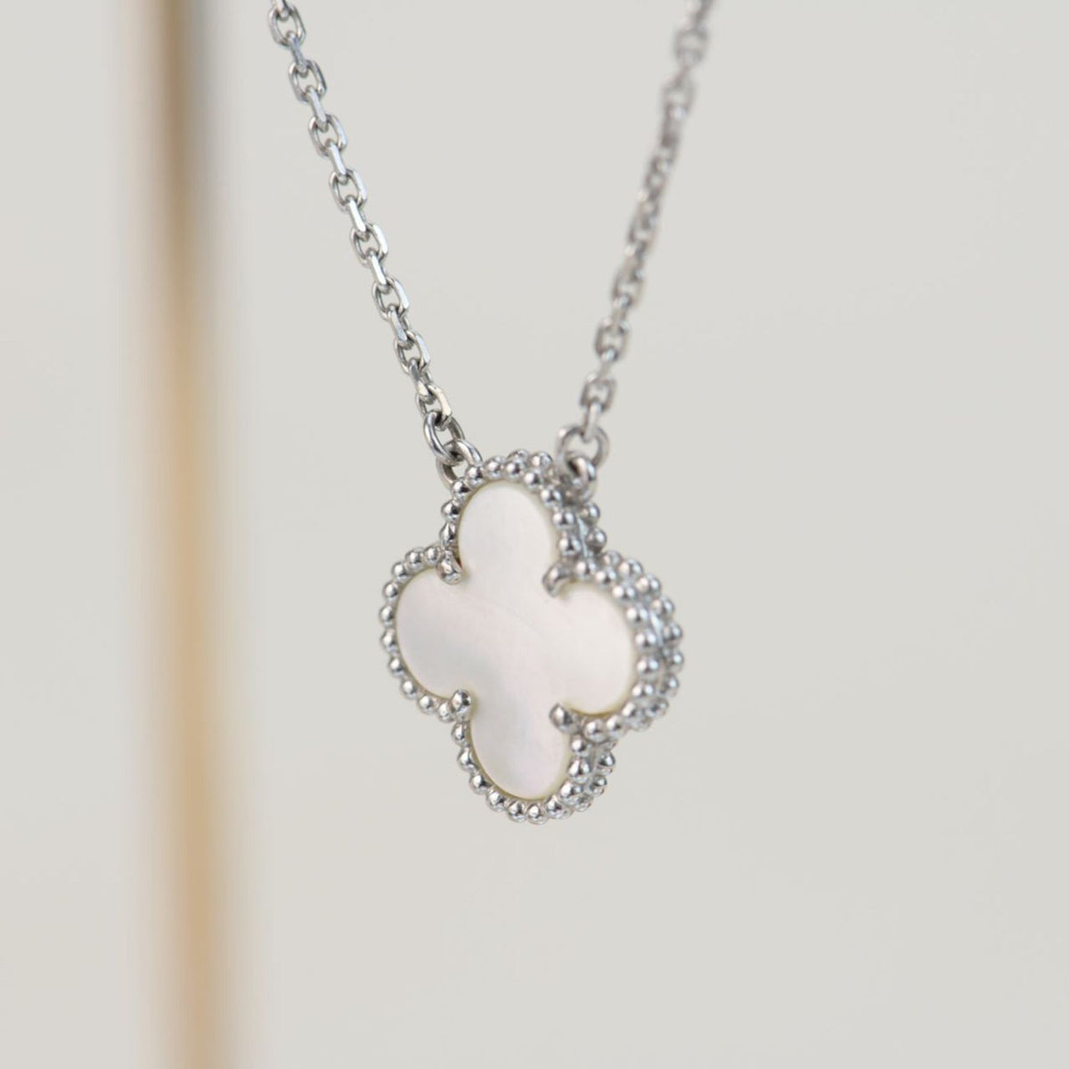 [Elara jewelsry ]CLOVER  15MM WHITE MOTHER-OF-PEARL SILVER