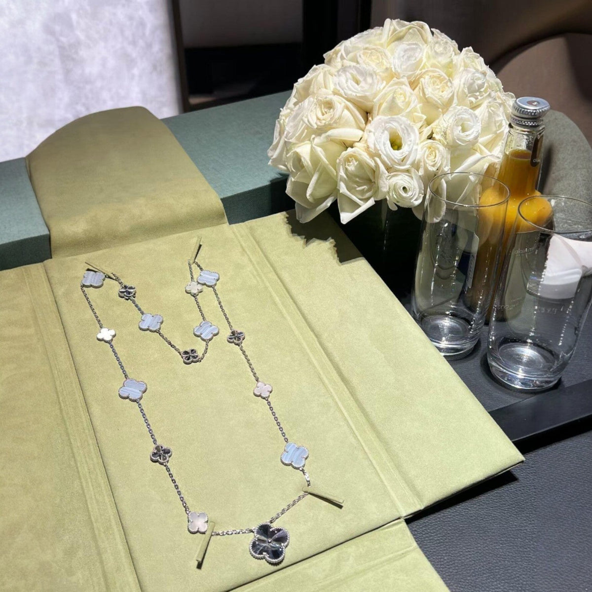 [Elara jewelsry ]DETACHABLE CLOVER 15(11+4) FLOWER SILVER NECKLACE SET