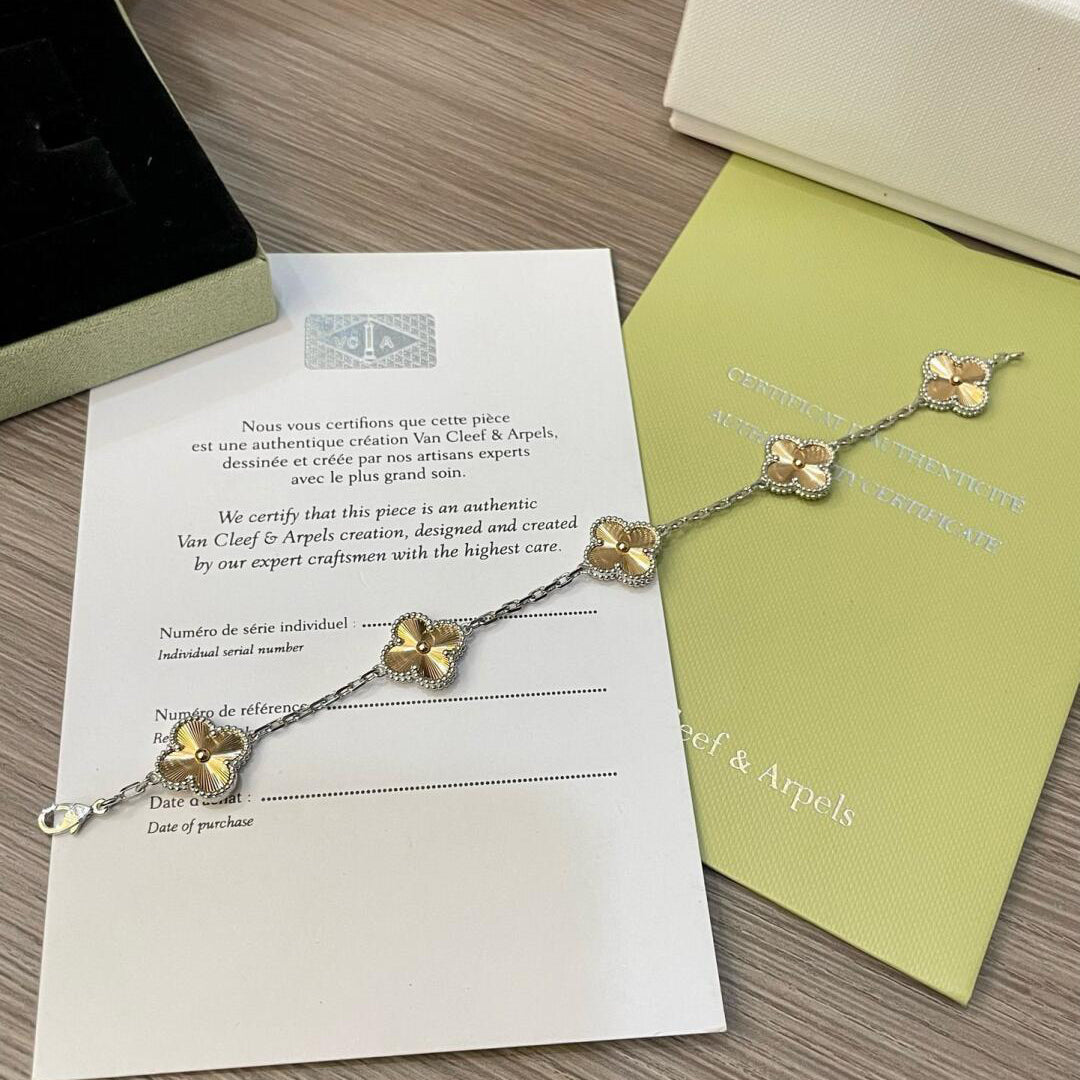 [Elara jewelsry ]CLOVER  5 MOTIFS  CHRISTMAS LIMITED EDITION BRACELET