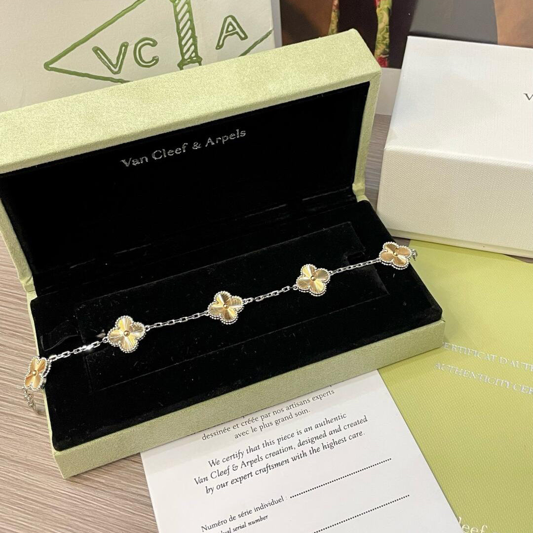 [Elara jewelsry ]CLOVER  5 MOTIFS  CHRISTMAS LIMITED EDITION BRACELET