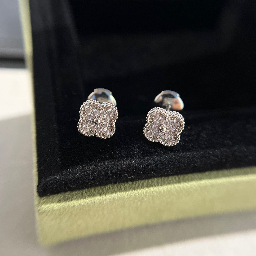 [Elara jewelsry ]CLOVER MINI DIAMOND STUD EARRINGS