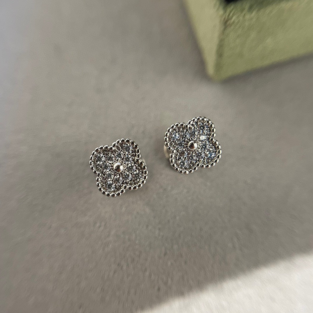 [Elara jewelsry ]CLOVER MINI DIAMOND STUD EARRINGS