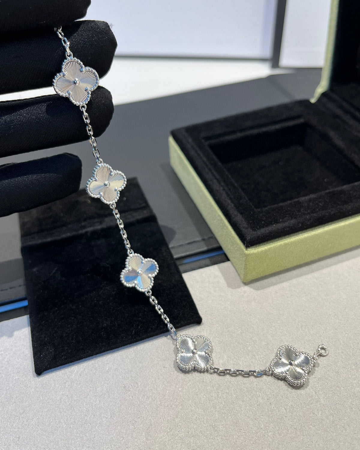 [Elara jewelsry ] CLOVER 5 MOTIF LASER BRACELET COLLECTION